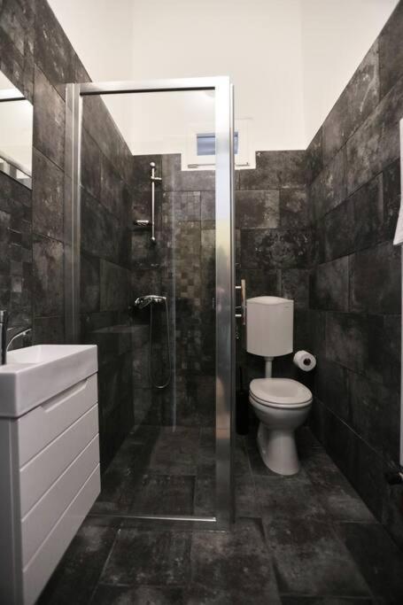 Unwind In Style W Sauna Dsgn 2Br Home บูดาเปสต์ ภายนอก รูปภาพ