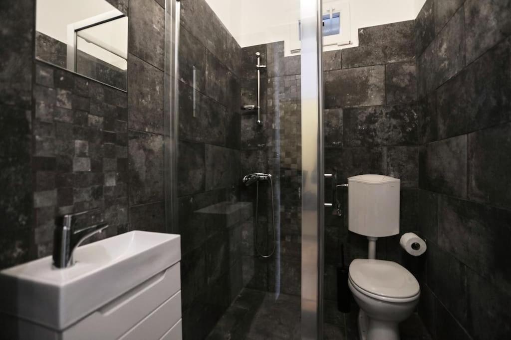 Unwind In Style W Sauna Dsgn 2Br Home บูดาเปสต์ ภายนอก รูปภาพ