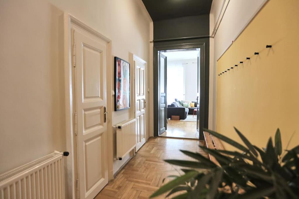 Unwind In Style W Sauna Dsgn 2Br Home บูดาเปสต์ ภายนอก รูปภาพ